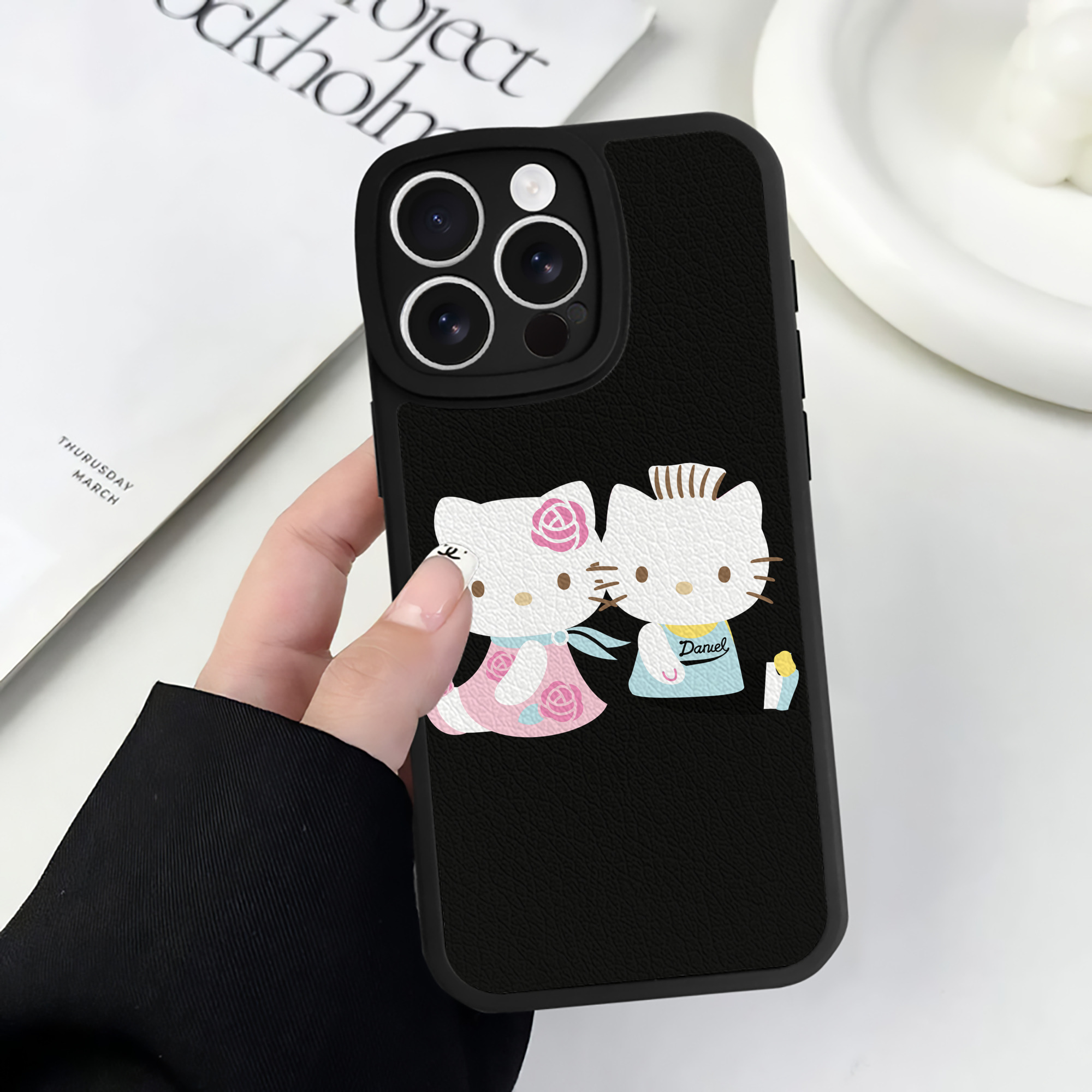 （画像用） Hello Kitty ハローキティ 【iPhone 16シリーズ対応】シリコンスマホケース（レザー調） 材質：シリコン